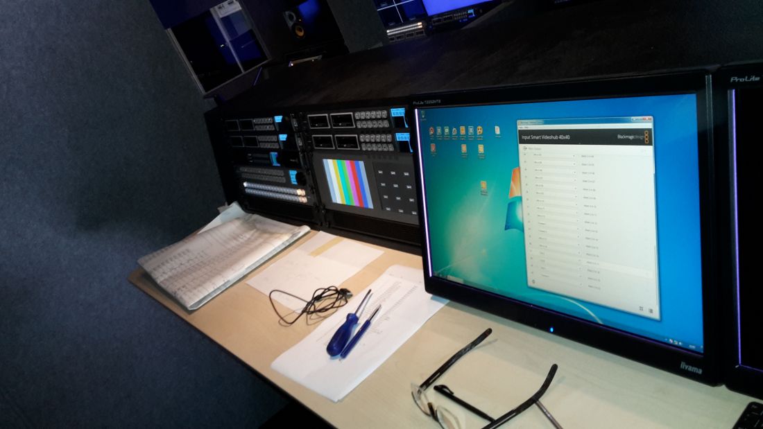 sOB 1:  UHD/ 4K 15 camera regie trailer binnen. REC unit.
